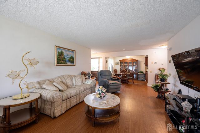 30-C Larch Plaza, Monroe, NJ 08831