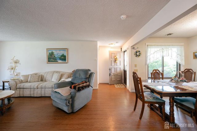 30-C Larch Plaza, Monroe, NJ 08831