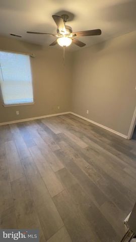 8 HEYWOOD LN, Sicklerville, NJ 08081