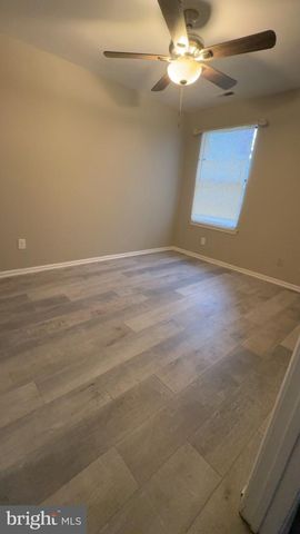 8 HEYWOOD LN, Sicklerville, NJ 08081