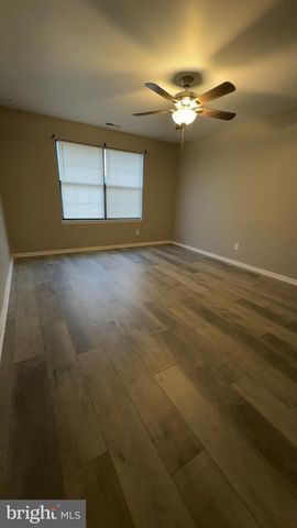 8 HEYWOOD LN, Sicklerville, NJ 08081