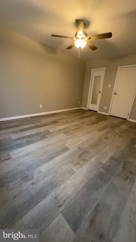 8 HEYWOOD LN, Sicklerville, NJ 08081