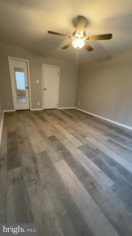 8 HEYWOOD LN, Sicklerville, NJ 08081