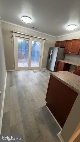 8 HEYWOOD LN, Sicklerville, NJ 08081