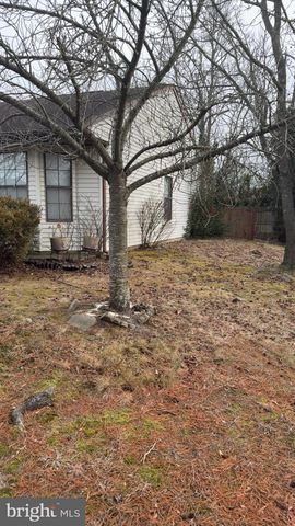 8 HEYWOOD LN, Sicklerville, NJ 08081