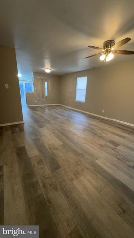 8 HEYWOOD LN, Sicklerville, NJ 08081