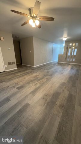 8 HEYWOOD LN, Sicklerville, NJ 08081