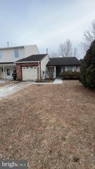 8 HEYWOOD LN, Sicklerville, NJ 08081