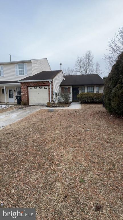 8 HEYWOOD LN, Sicklerville, NJ 08081