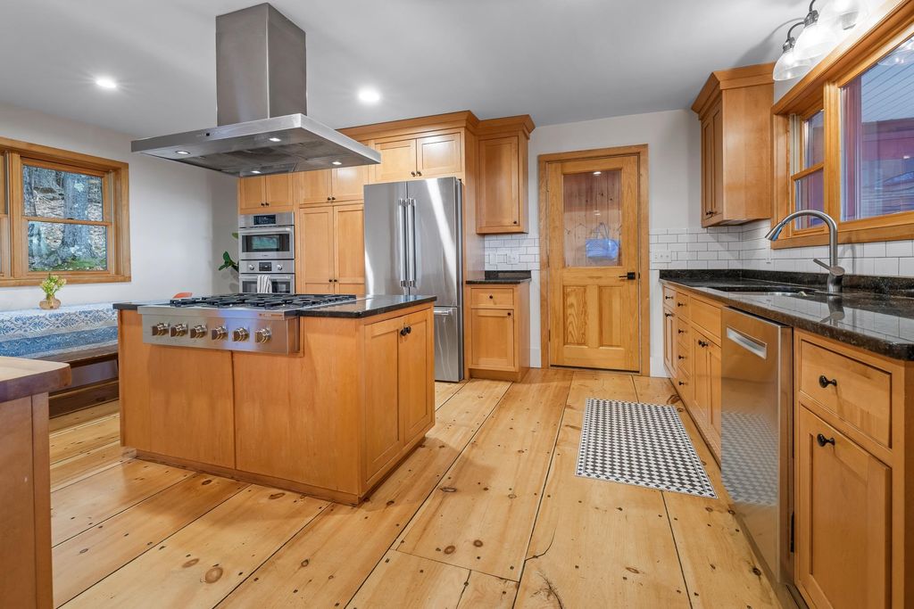Image 4 of property listing at 1693 Five Corners Road, Thetford, VT 05074