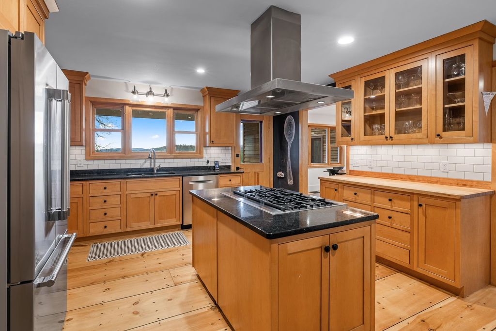 Image 6 of property listing at 1693 Five Corners Road, Thetford, VT 05074