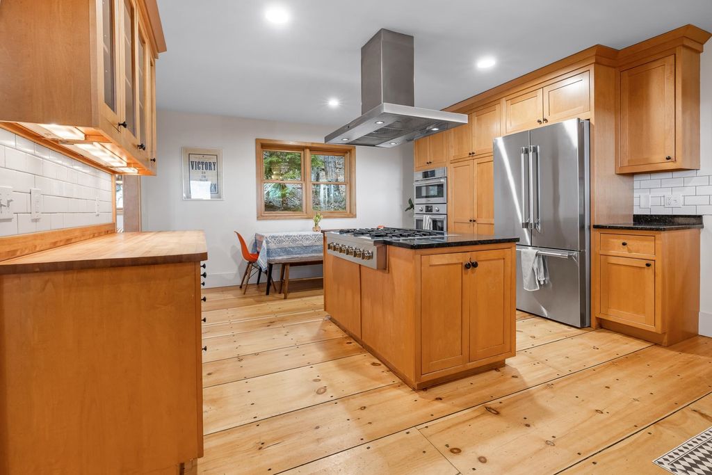 Image 8 of property listing at 1693 Five Corners Road, Thetford, VT 05074