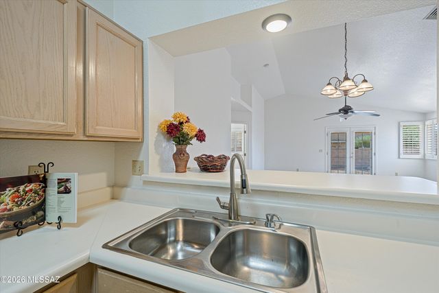 2610 W Chamberlain Street, Tucson, AZ 85745