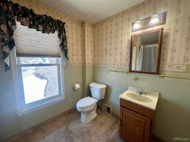 404 S 15th Street, Escanaba, MI 49829