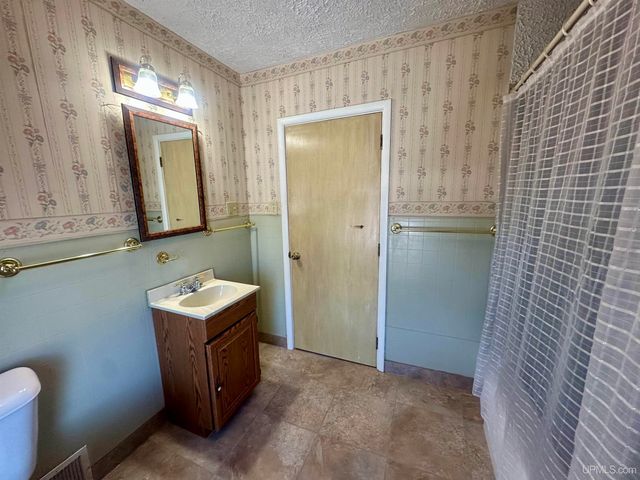 404 S 15th Street, Escanaba, MI 49829