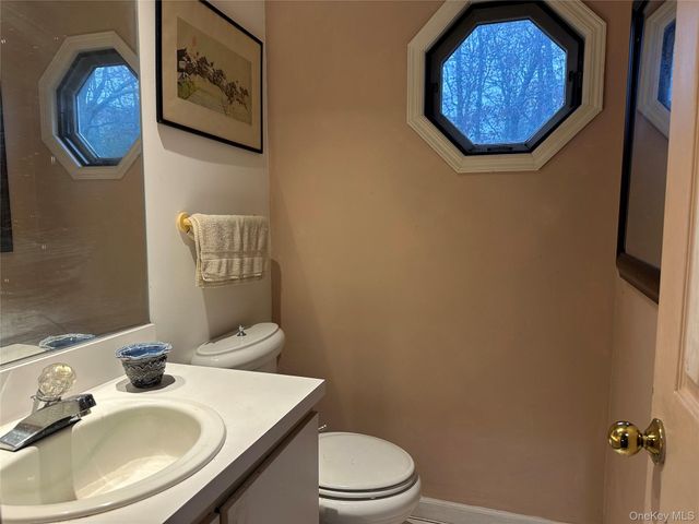 9 Woodview Way, Hampton Bays, NY 11946