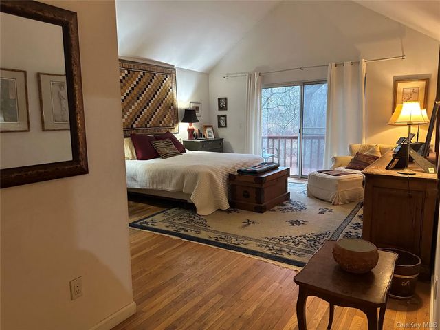 9 Woodview Way, Hampton Bays, NY 11946