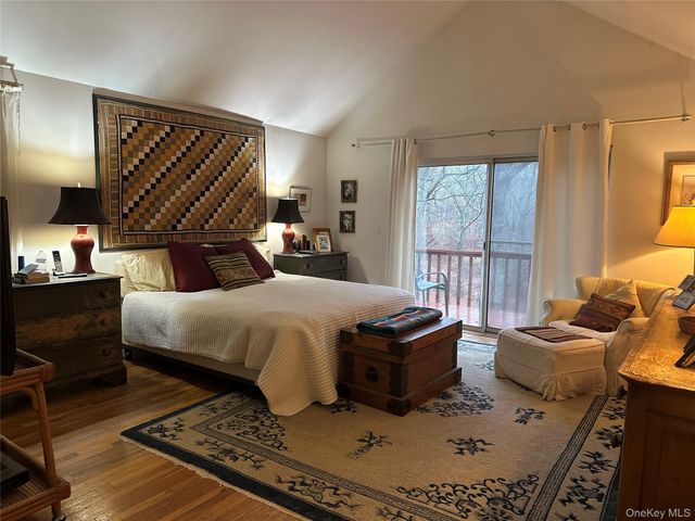 9 Woodview Way, Hampton Bays, NY 11946