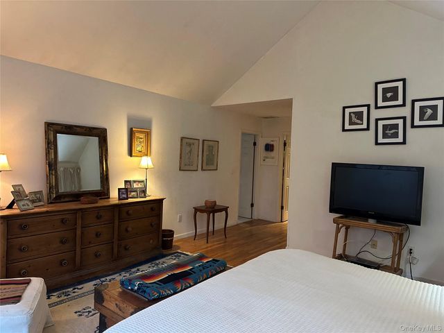 9 Woodview Way, Hampton Bays, NY 11946