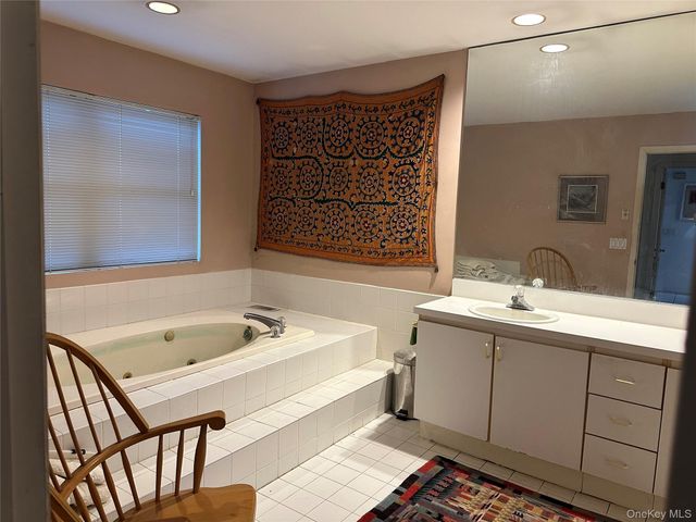 9 Woodview Way, Hampton Bays, NY 11946