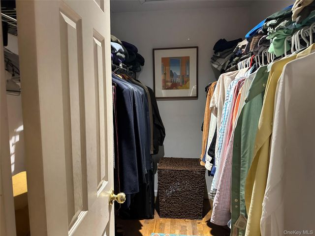 9 Woodview Way, Hampton Bays, NY 11946