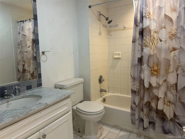 9 Woodview Way, Hampton Bays, NY 11946