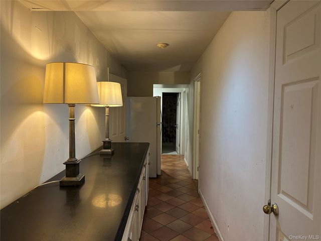 9 Woodview Way, Hampton Bays, NY 11946