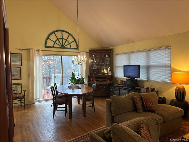 9 Woodview Way, Hampton Bays, NY 11946