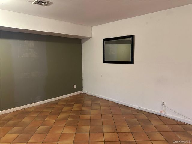 9 Woodview Way, Hampton Bays, NY 11946