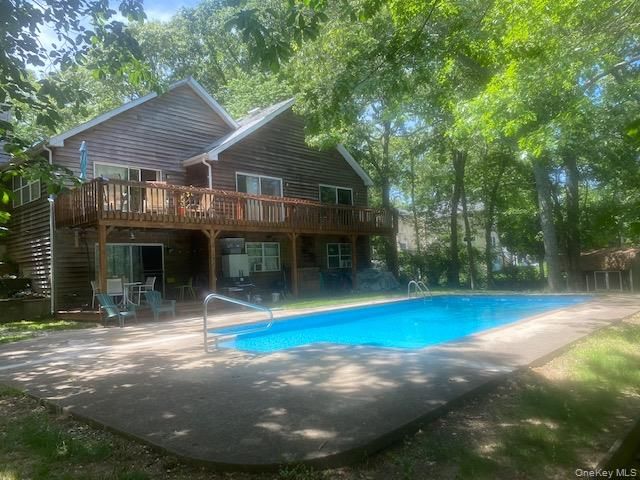 9 Woodview Way, Hampton Bays, NY 11946