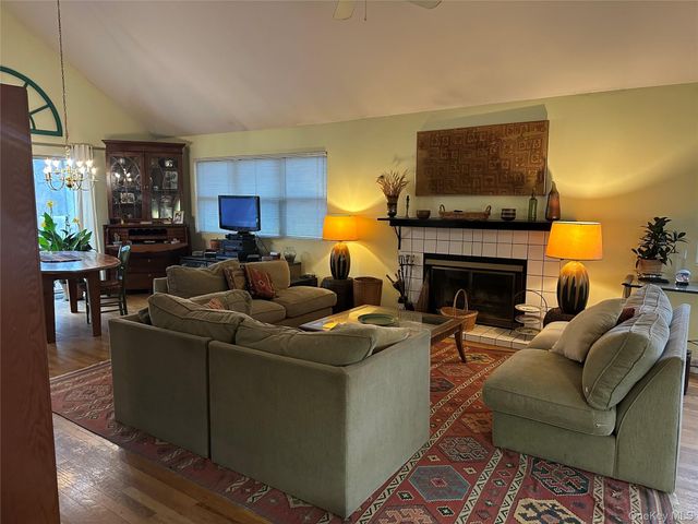 9 Woodview Way, Hampton Bays, NY 11946