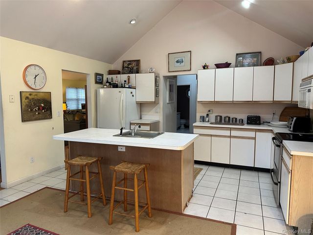 9 Woodview Way, Hampton Bays, NY 11946