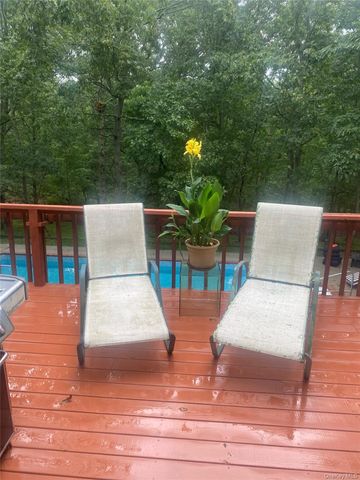 9 Woodview Way, Hampton Bays, NY 11946