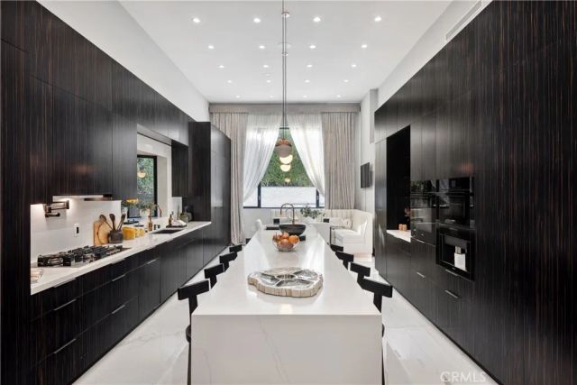 5535 Shirley Avenue, Tarzana, CA 91356