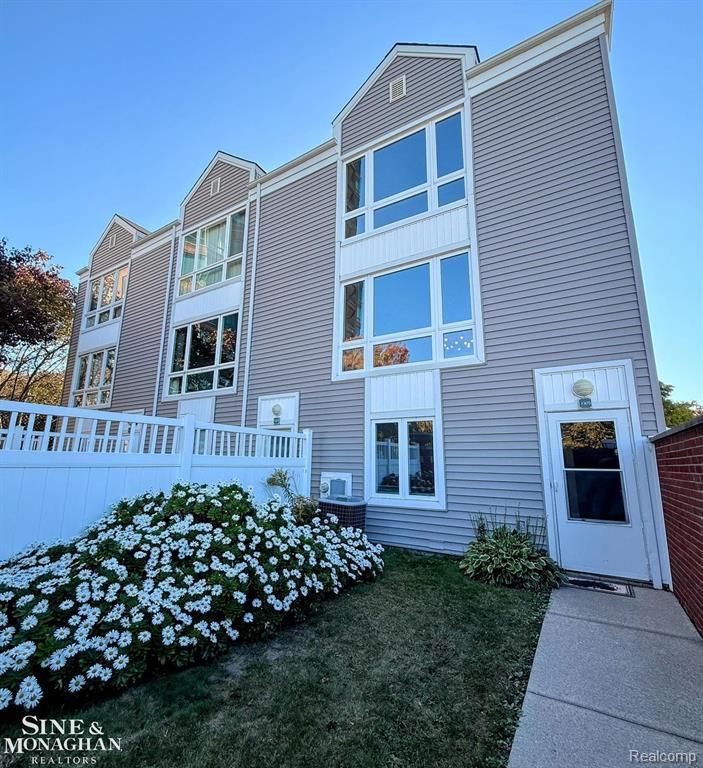 3305 Jib Lane, Detroit, MI 48207