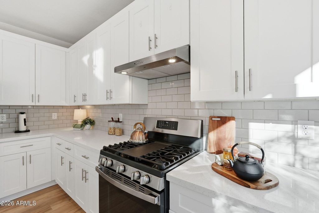 Image 12 of property listing at 6521 N 15TH Drive, Phoenix, AZ 85015