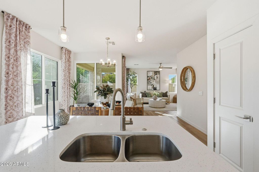 Image 13 of property listing at 6521 N 15TH Drive, Phoenix, AZ 85015