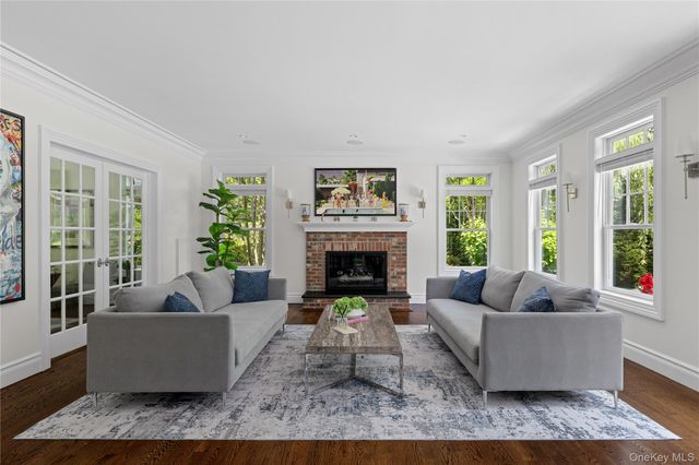 77 Mud Road, Setauket, NY 11733