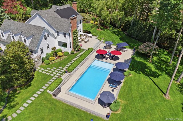 77 Mud Road, Setauket, NY 11733