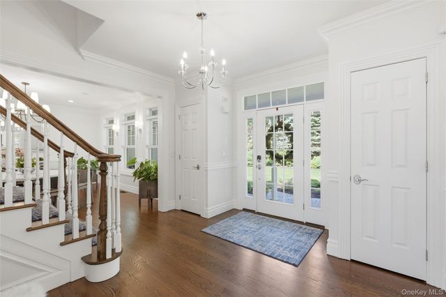 77 Mud Road, Setauket, NY 11733