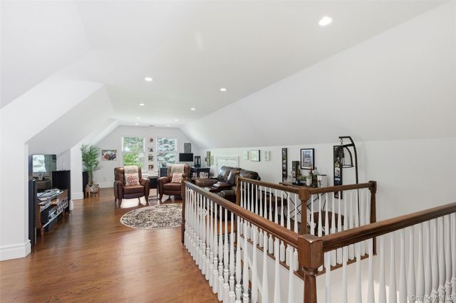77 Mud Road, Setauket, NY 11733