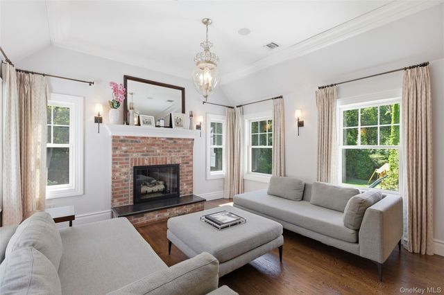 77 Mud Road, Setauket, NY 11733