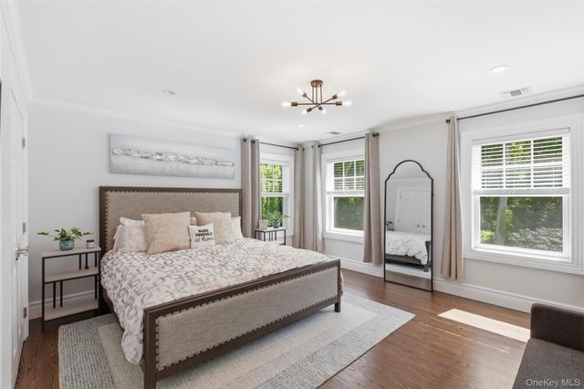 77 Mud Road, Setauket, NY 11733