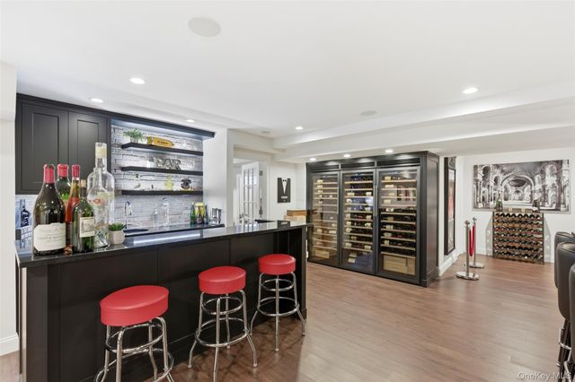 77 Mud Road, Setauket, NY 11733