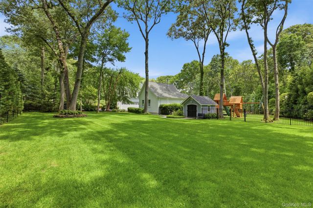 77 Mud Road, Setauket, NY 11733