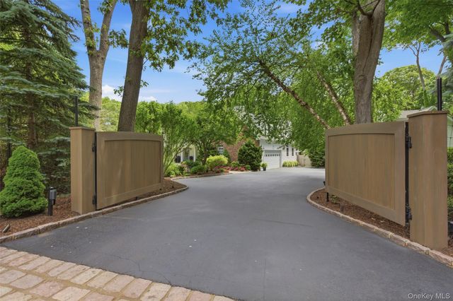 77 Mud Road, Setauket, NY 11733