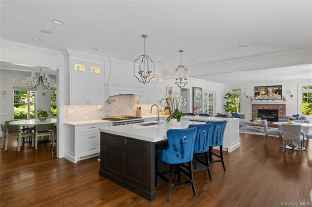 77 Mud Road, Setauket, NY 11733