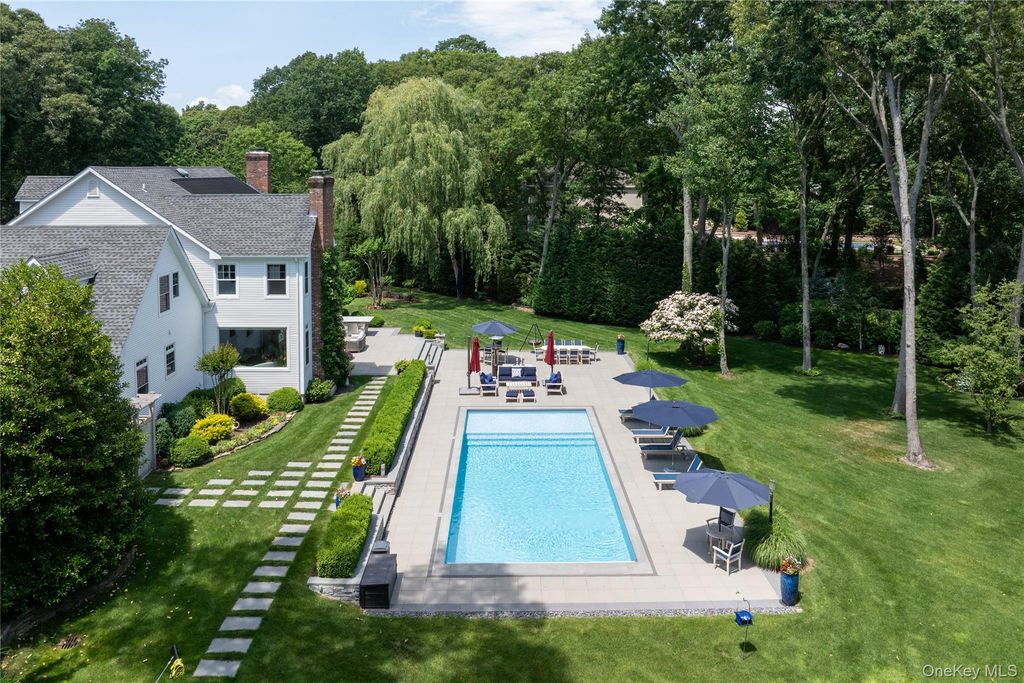 77 Mud Road, Setauket, NY 11733