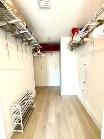 185 SW 7th St 1402, Miami, FL 33130