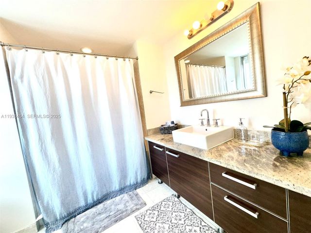 185 SW 7th St 1402, Miami, FL 33130